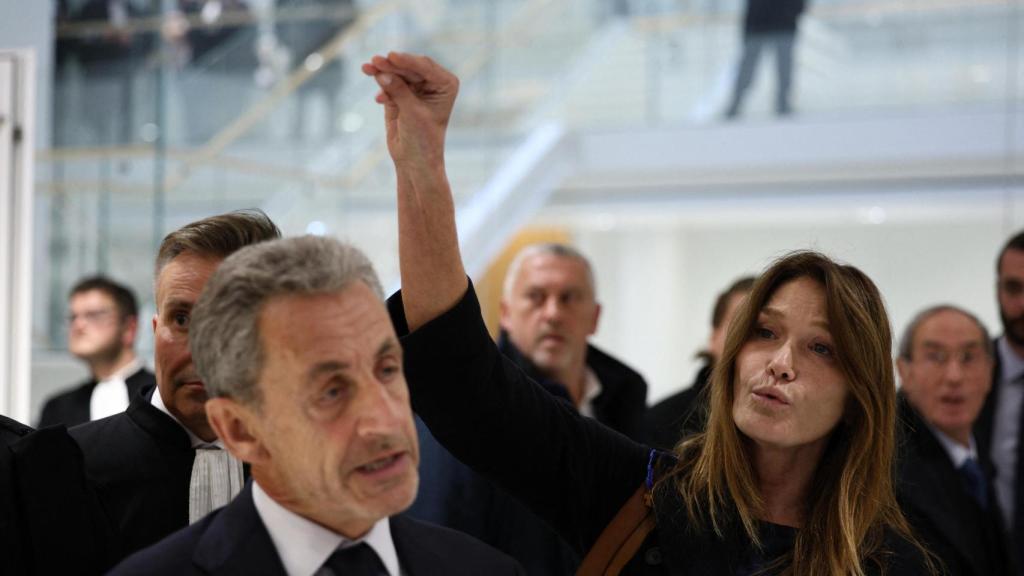 El gesto de Carla Bruni a una periodista, este jueves, día 25, en París.