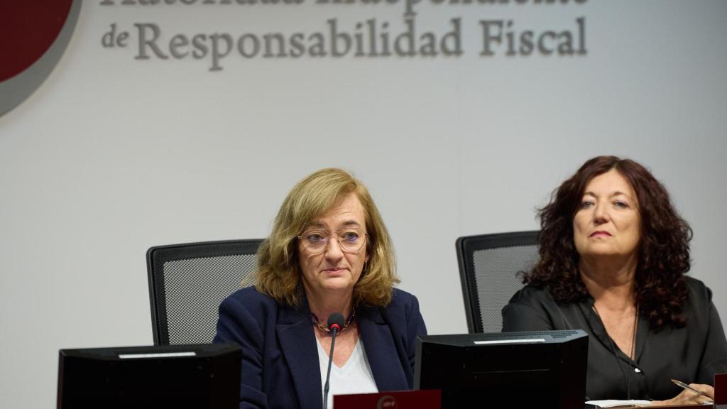 La presidenta de AIReF, Cristina Herrero, y la directora de la División de Análisis Económico, Esther Gordo.