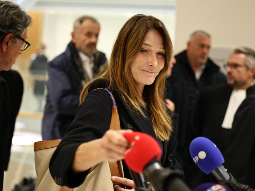 Carla Bruni, enfadada en París, este jueves.