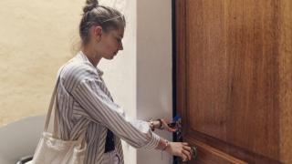 Mujer entrando en su casa.