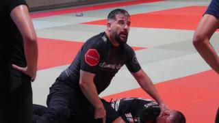 Luis Payá durante una clase de grappling policial.