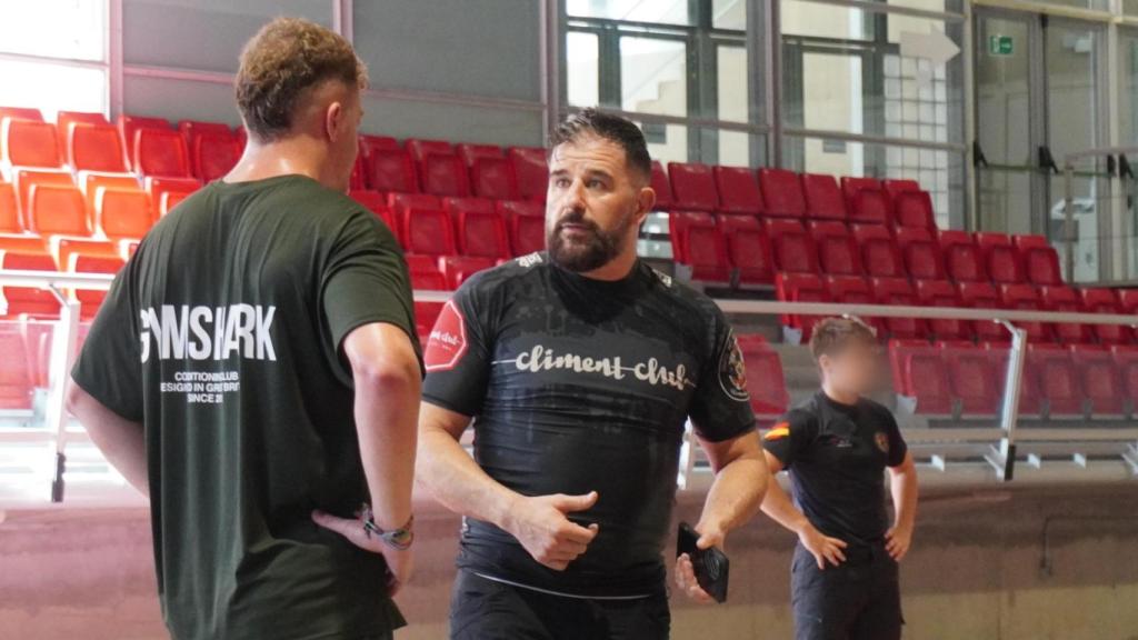 El instructor dando indicaciones a un alumno.