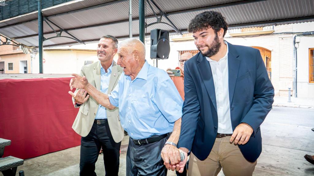 El portavoz de Compromís en el Ayuntamiento de Moncada, Álvaro Gonzalvo, junto al concejal de Fiestas del PSOE, Martín Pérez, en un acto de las fiestas patronales. Ajuntament Moncada
