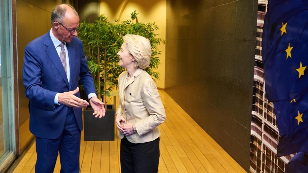 El canciller Friedrich Merz conversa con la presidenta Ursula von der Leyen durante su última visita a la Comisión