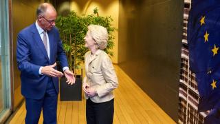 El canciller Friedrich Merz conversa con la presidenta Ursula von der Leyen durante su última visita a la Comisión