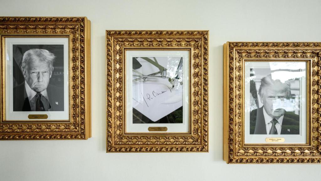 La imagen del bolígrafo automático en lugar de Joe Biden, entre los retratos de los dos mandatos de Donald Trump.