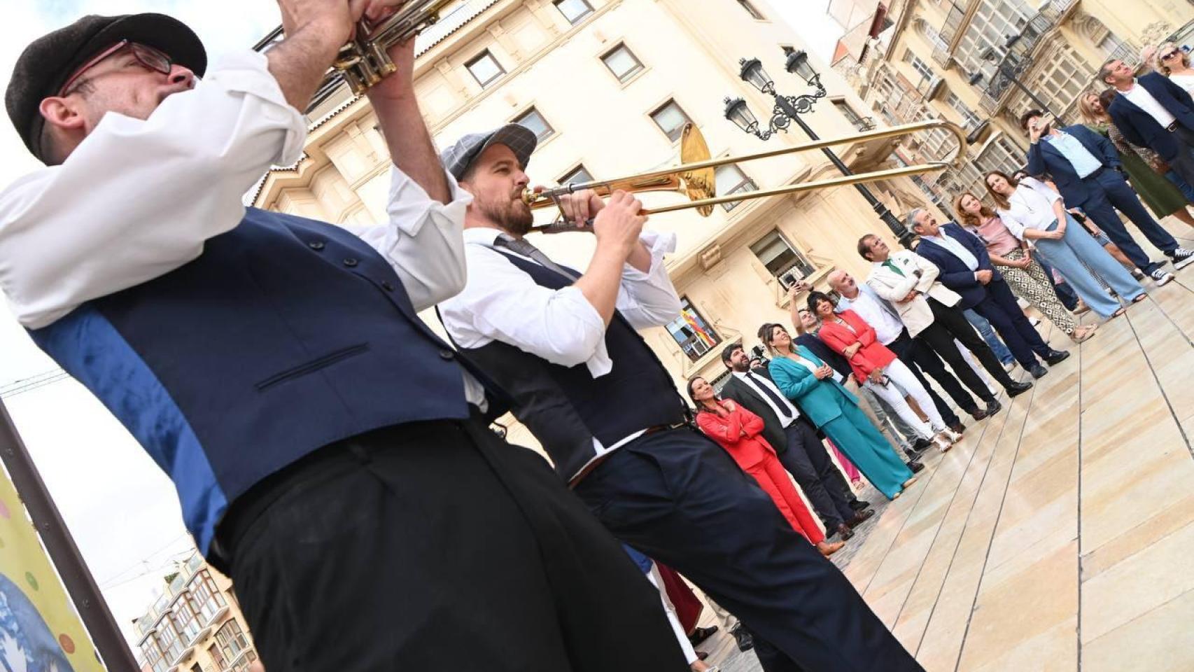 Unos músicos durante el acto organizado por el Gobierno regional en Cartagena, este jueves, para conmemorar el Día Mundial del Turismo.