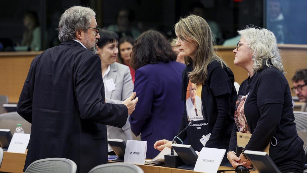 El eurodiputado de Vox Juan Carlos Girauta saluda a las víctimas de la dana en la Comisión de Peticiones del Parlamento Europeo. Efe / Olatz Castrillo