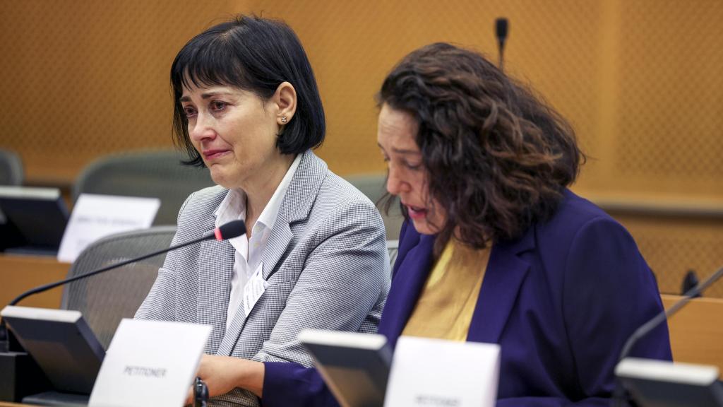 Las representantes de las víctimas, Antonia Garcia y Mariló Gradolí, intervienen en el Parlamento Europeo. Efe / Olatz Castrillo