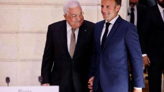 Una foto de archivo de 2022 muestra al presidente francés, Emmanuel Macron, y al presidente palestino, Mahmoud Abás, sonriendo mientras llegan a una conferencia de prensa conjunta en París.