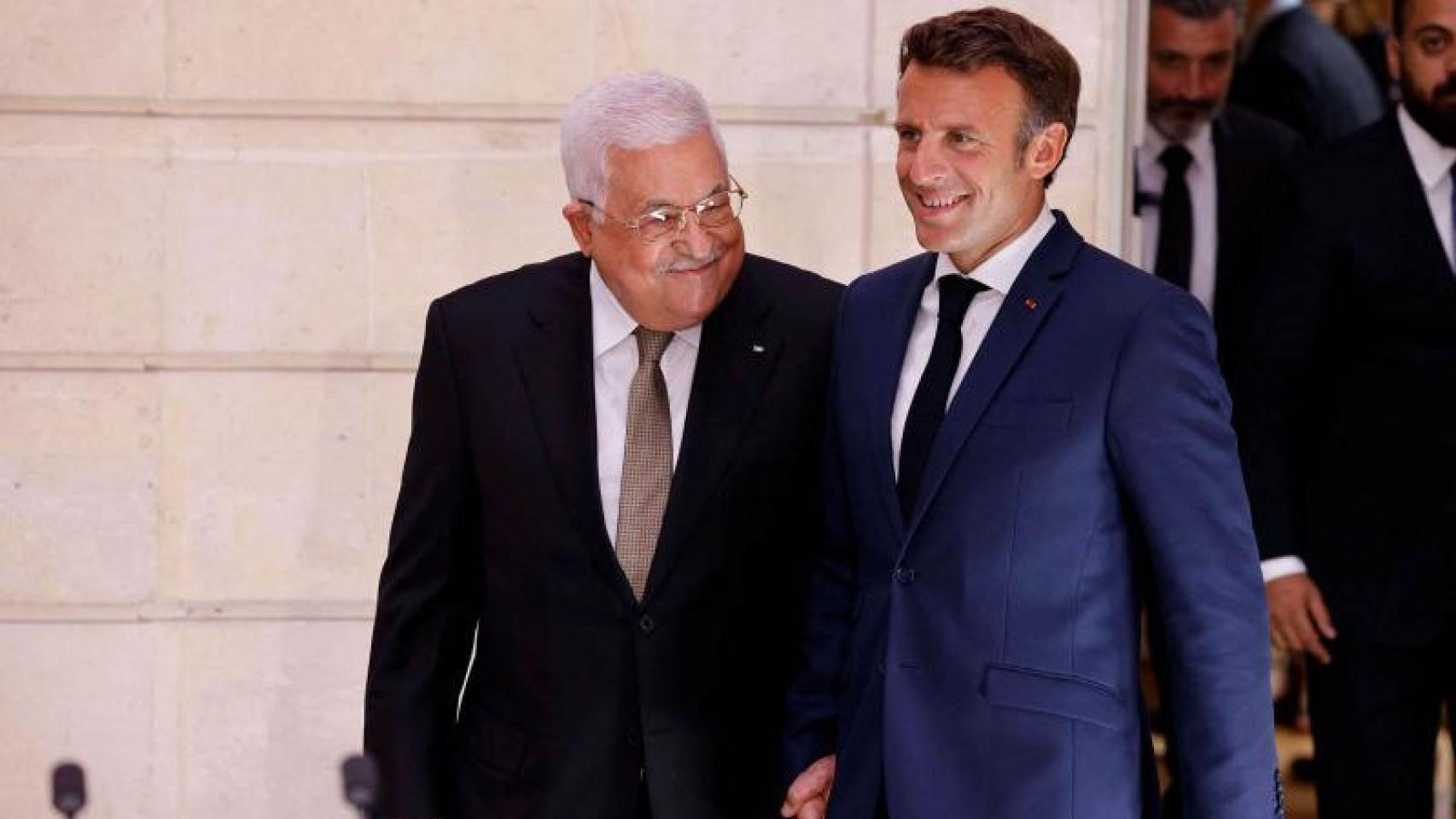 El presidente francés, Emmanuel Macron, y el presidente palestino, Mahmoud Abás, a su llegada a una conferencia de prensa conjunta en París.
