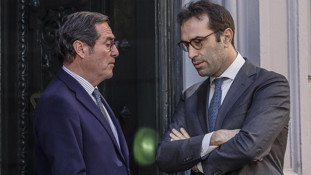 Antonio Garamendi, presidente de la CEOE, charla con Carlos Cuerpo, ministro de Economía.