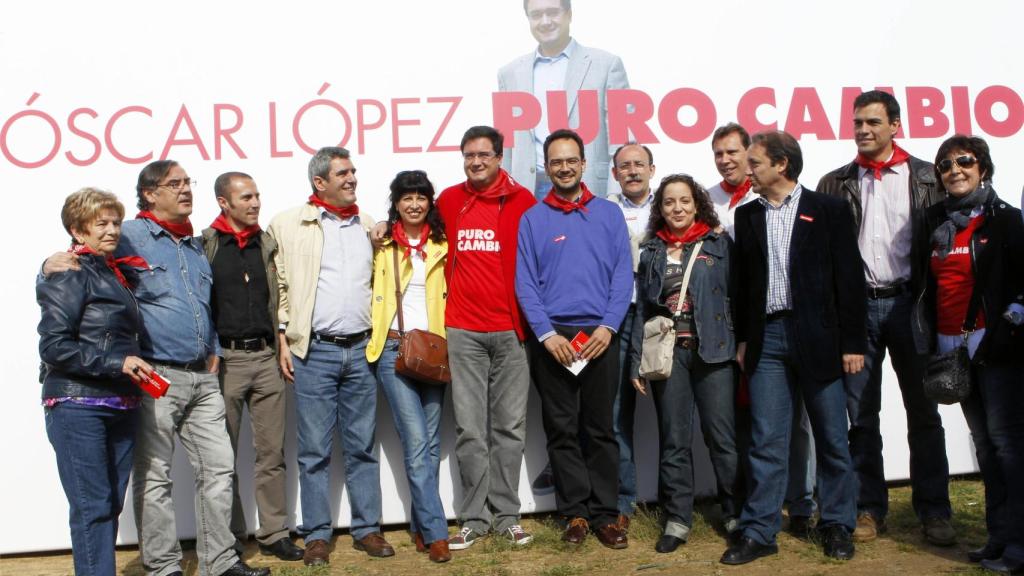 La imagen completa, extraída de cuando Óscar López presentó su proyecto electoral en la fiesta de Villalar, el 23 de abril de 2010. En ella aparecen Pedro Sánchez, Óscar Puente y Ana Redondo.