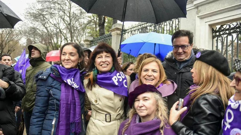 Ana Redondo (c), junto a Reyes Maroto (i), Pilar Bernabé (2d) y Óscar López (d), al inicio de la manifestación del Día Internacional de la Mujer.
