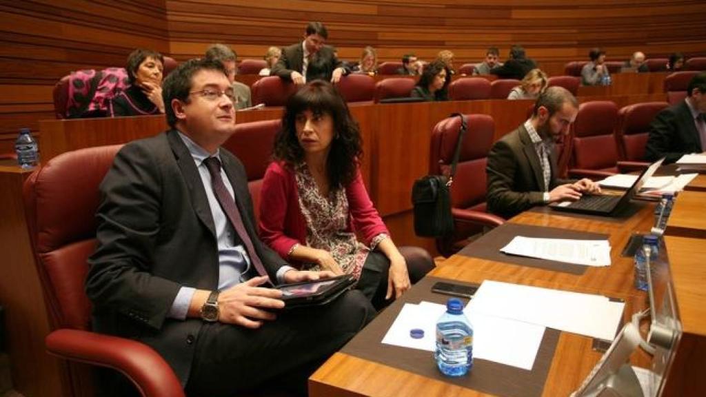 Óscar López conversa con Ana Redondo, momentos antes del comienzo de un Pleno, en el año 2014.