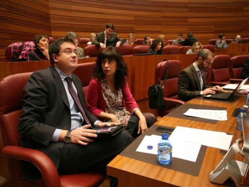 Óscar López conversa con Ana Redondo, momentos antes del comienzo de un Pleno, en el año 2014.