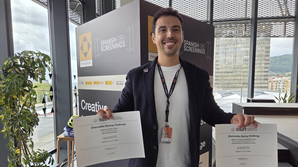 Felipe Ortiz posa con el 'doblete' en premios cosechados en Zinemaldia Startup Challenge 2025.