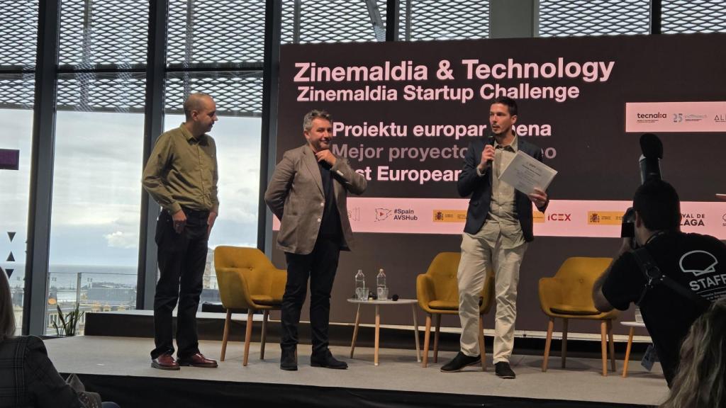 Raoul Peltier (primero por la derecha), CEO de AnthroTek, durante su agradecimiento tras recoger el premio a 'Mejor proyecto europeo'.