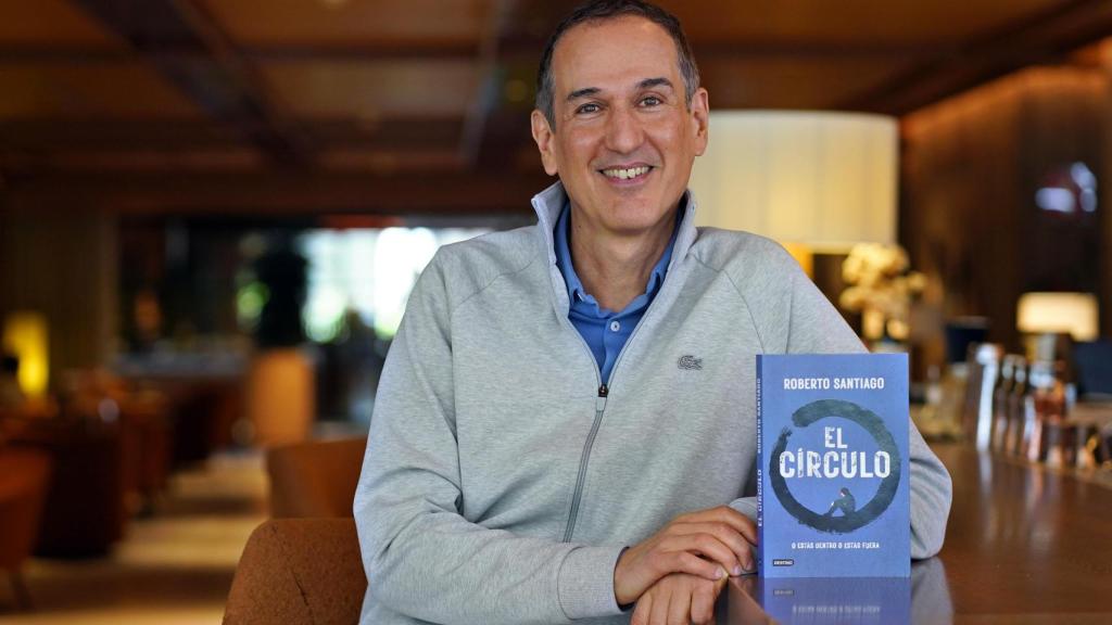 Roberto Santiago posa con nuevo libro, 'El Círculo'.