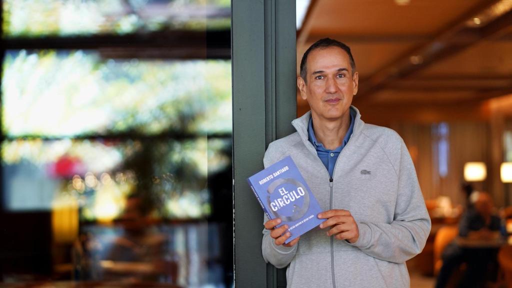 Roberto Santiago posa con su libro.