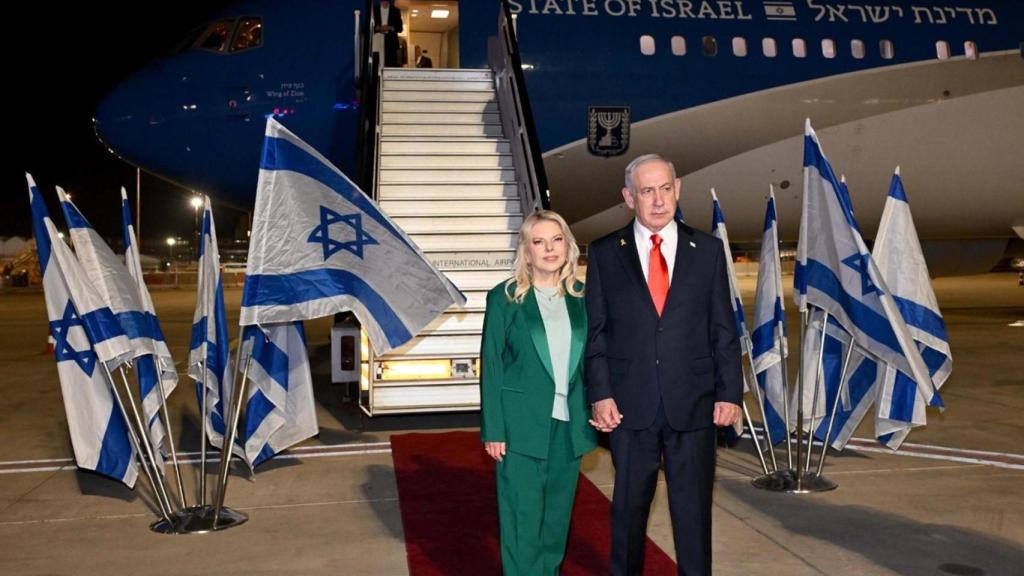 El primer ministro israelí, Benjamín Netanyahu, junto a su mujer Sara, antes de subir a bordo del avión con rumbo a Nueva York para dirigirse a la Asamblea General de Naciones Unidas.