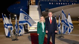 El primer ministro israelí, Benjamín Netanyahu, junto a su mujer Sara, antes de subir a bordo del avión con rumbo a Nueva York para dirigirse a la Asamblea General de Naciones Unidas.