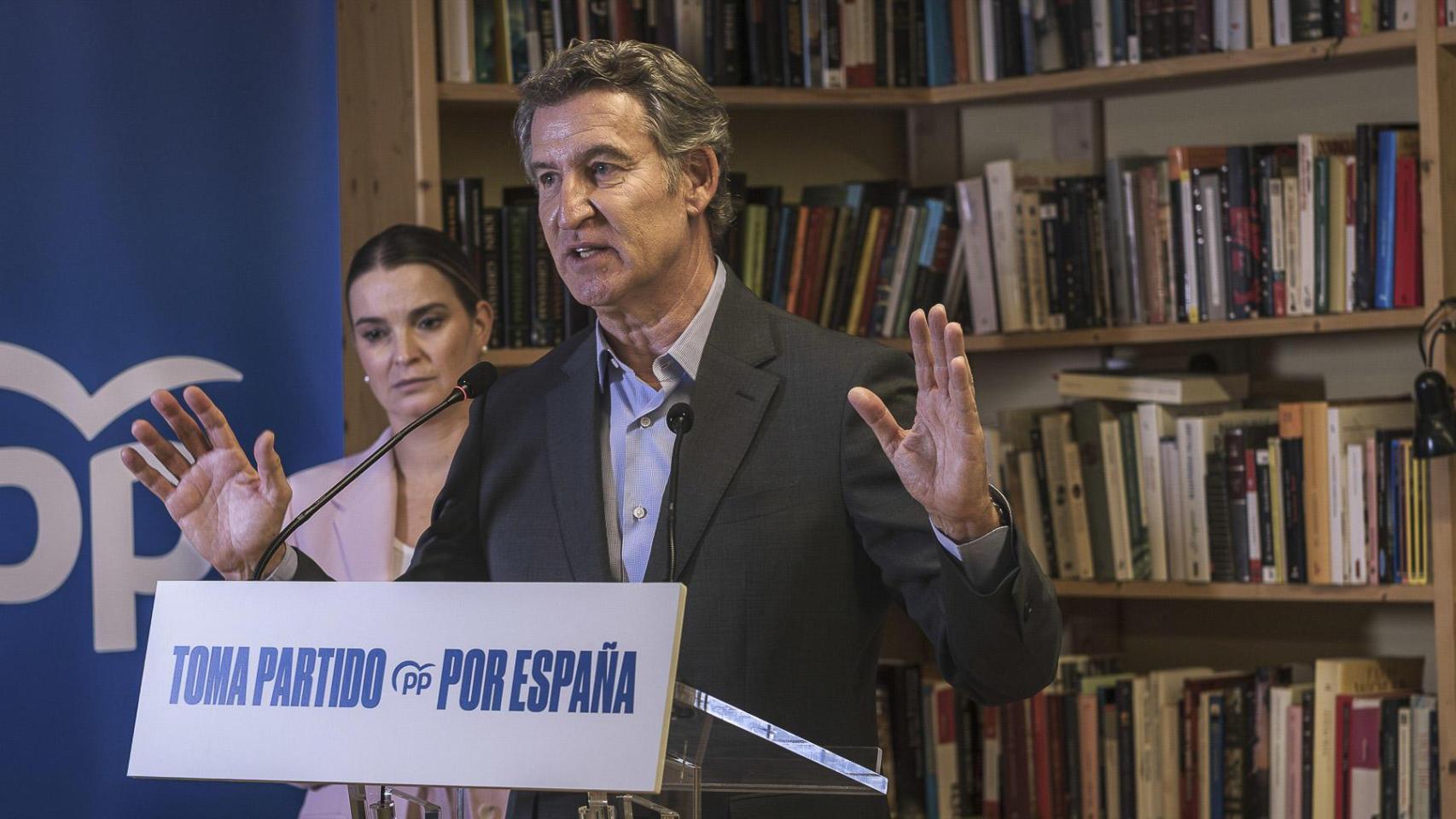 El líder del PP, Feijóo, junto a la presidenta de Baleares, Marga Prohens, este jueves en Formentera.