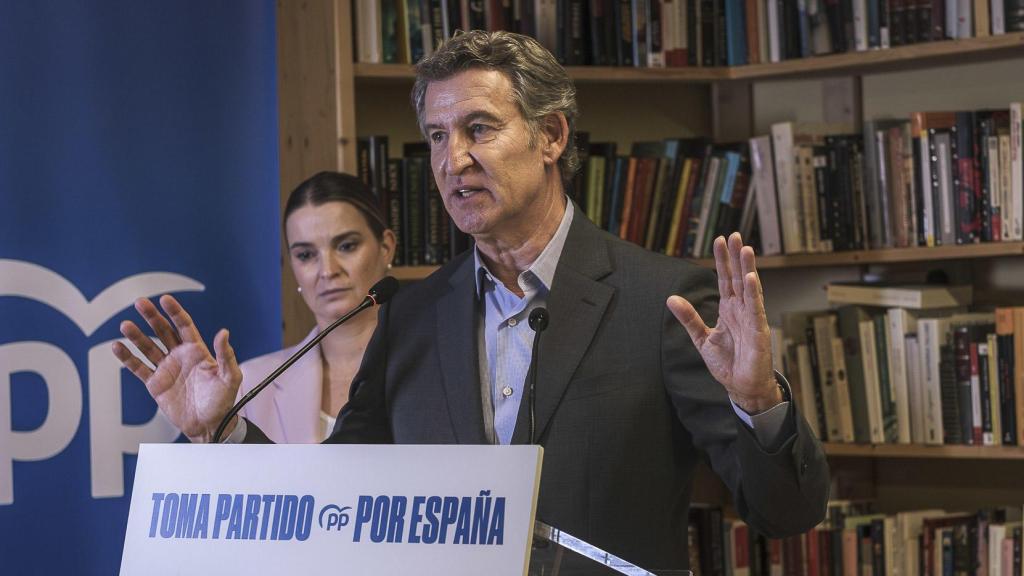 El líder del PP, Feijóo, junto a la presidenta de Baleares, Marga Prohens, este jueves en Formentera.