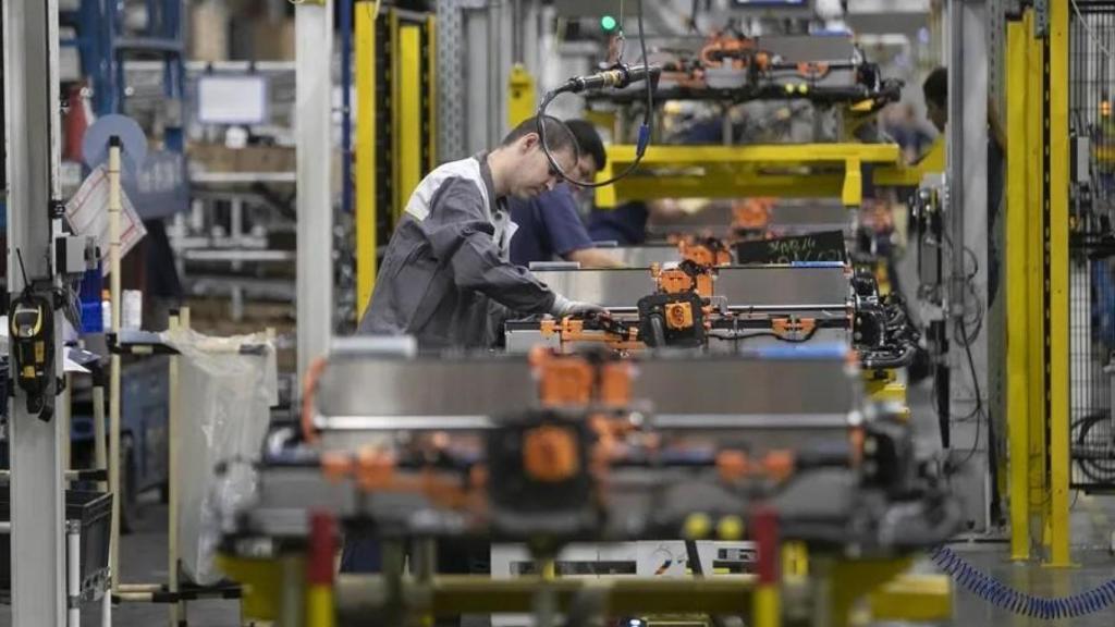 Vista de la cadena de montaje de baterías del Opel Corsa-e en la planta de Figueruelas (Zaragoza).