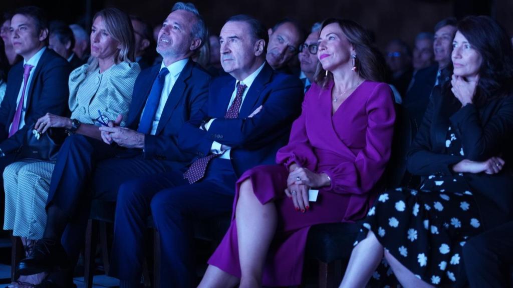 El director y presidente Ejecutivo de EL ESPAÑOL, Pedro J. Ramírez, junto al presidente de Aragón, Jorge Azcón, y la alcaldesa de Zaragoza, Natalia Chueca