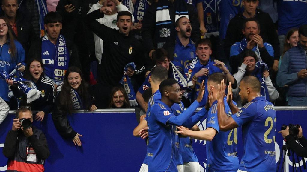 Los futbolistas del Oviedo celebran el gol de Reina contra el Barça.