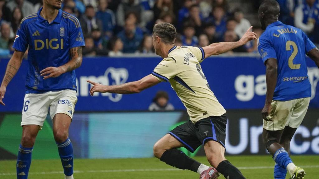 Lewandowski celebra su gol durante el Oviedo - Barcelona