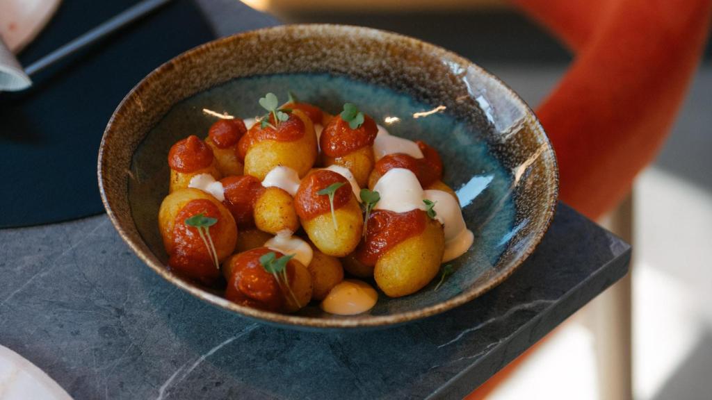 Las bravas son una las recetas que replican en el local.