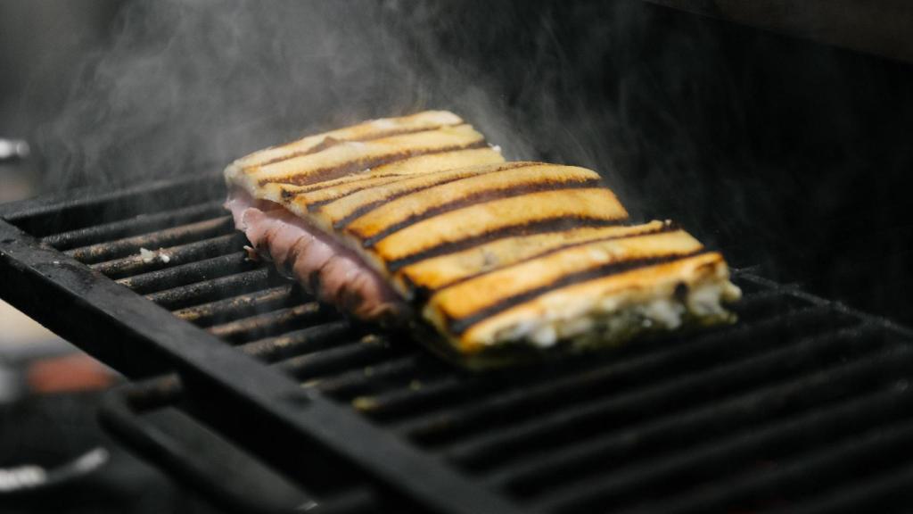 El bikini vuelta y vuelta por la brasa, que funciona de hilo conductor.