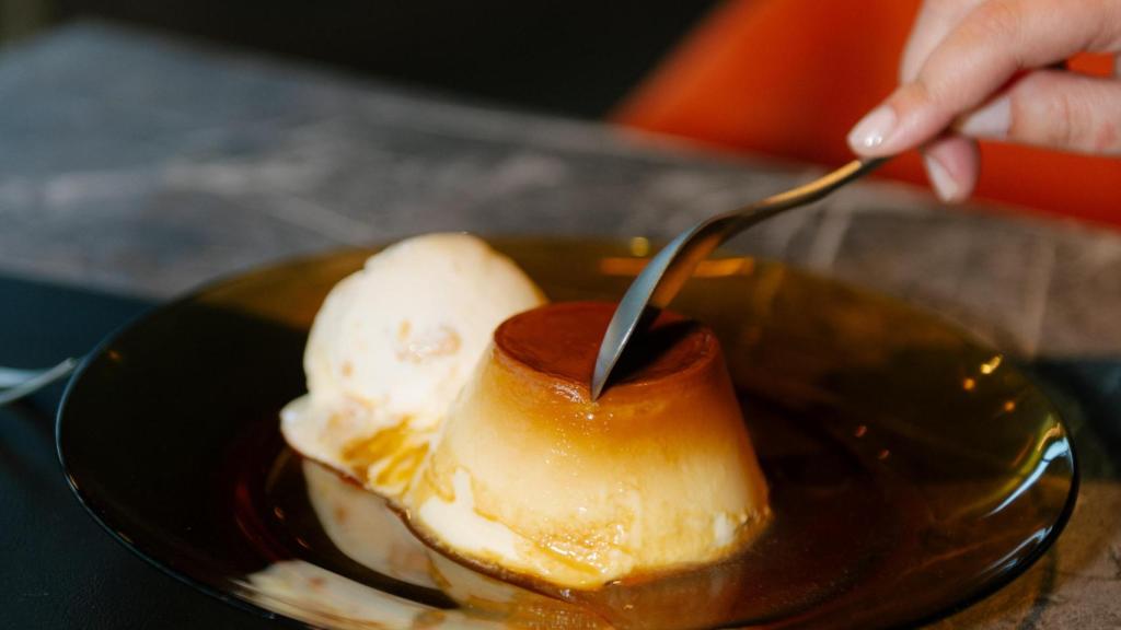El flan en el que todos quieren hincar la cuchara.