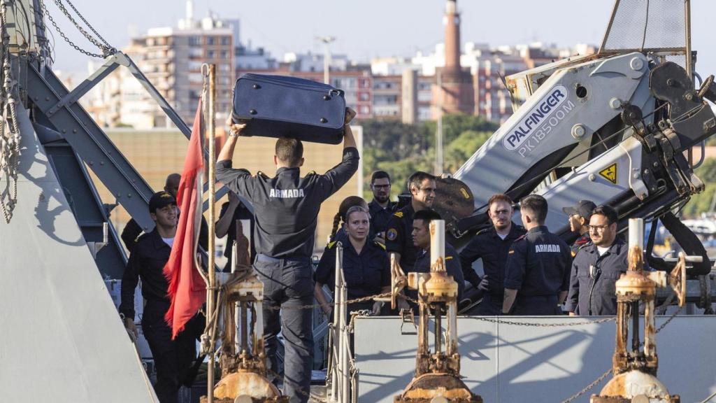 Miembros de la tripulación del BAM 'Furor' embarcan en Cartagena, para salir rumbo a Gaza.