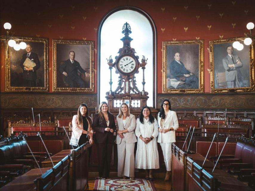 Las cinco directivas posan en una de las salas más importantes del edificio de la Bolsa.