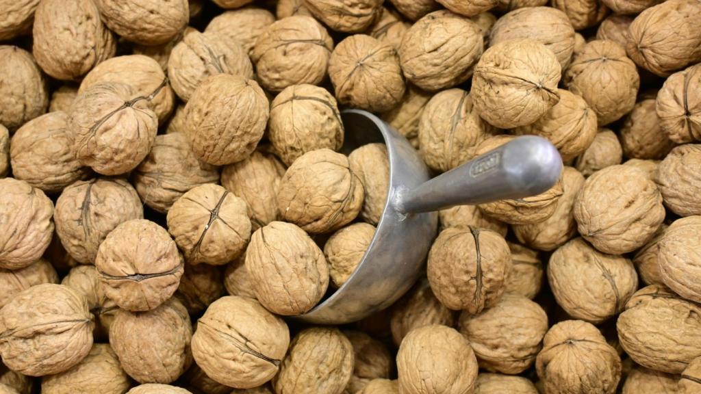 Imagen de archivo de unas nueces a granel.