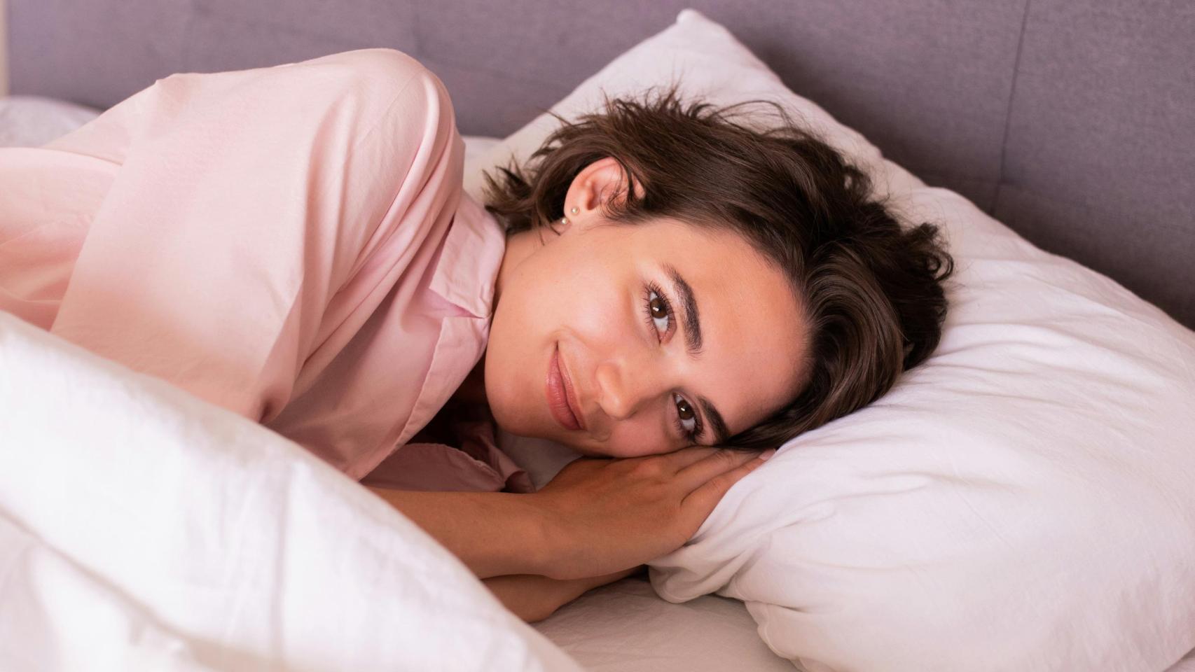 Imagen de archivo de una chica que se acaba de despertar tras una noche de descanso.