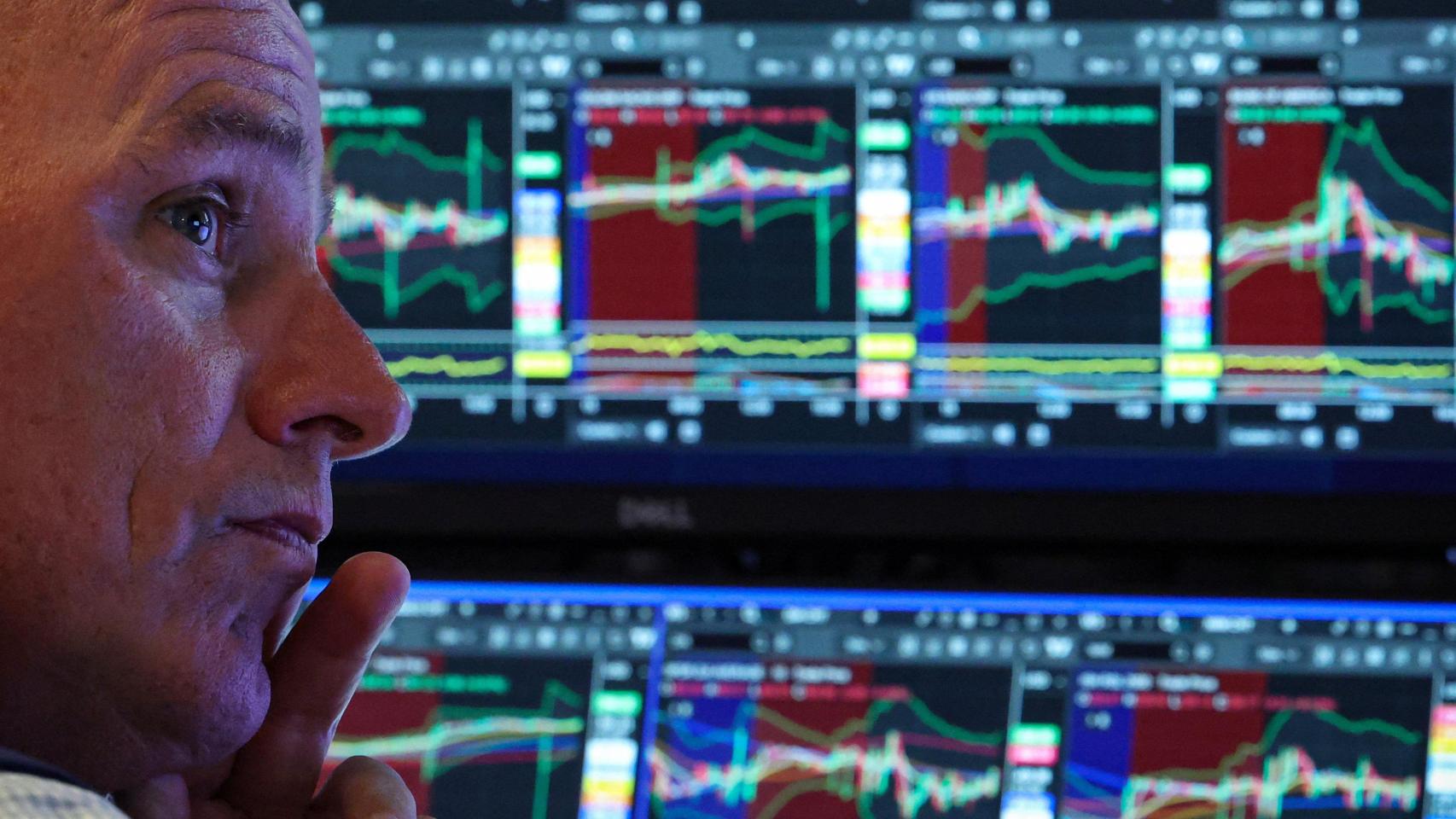 Un operador observa unos gráficos en el parqué de la Bolsa de Nueva York.