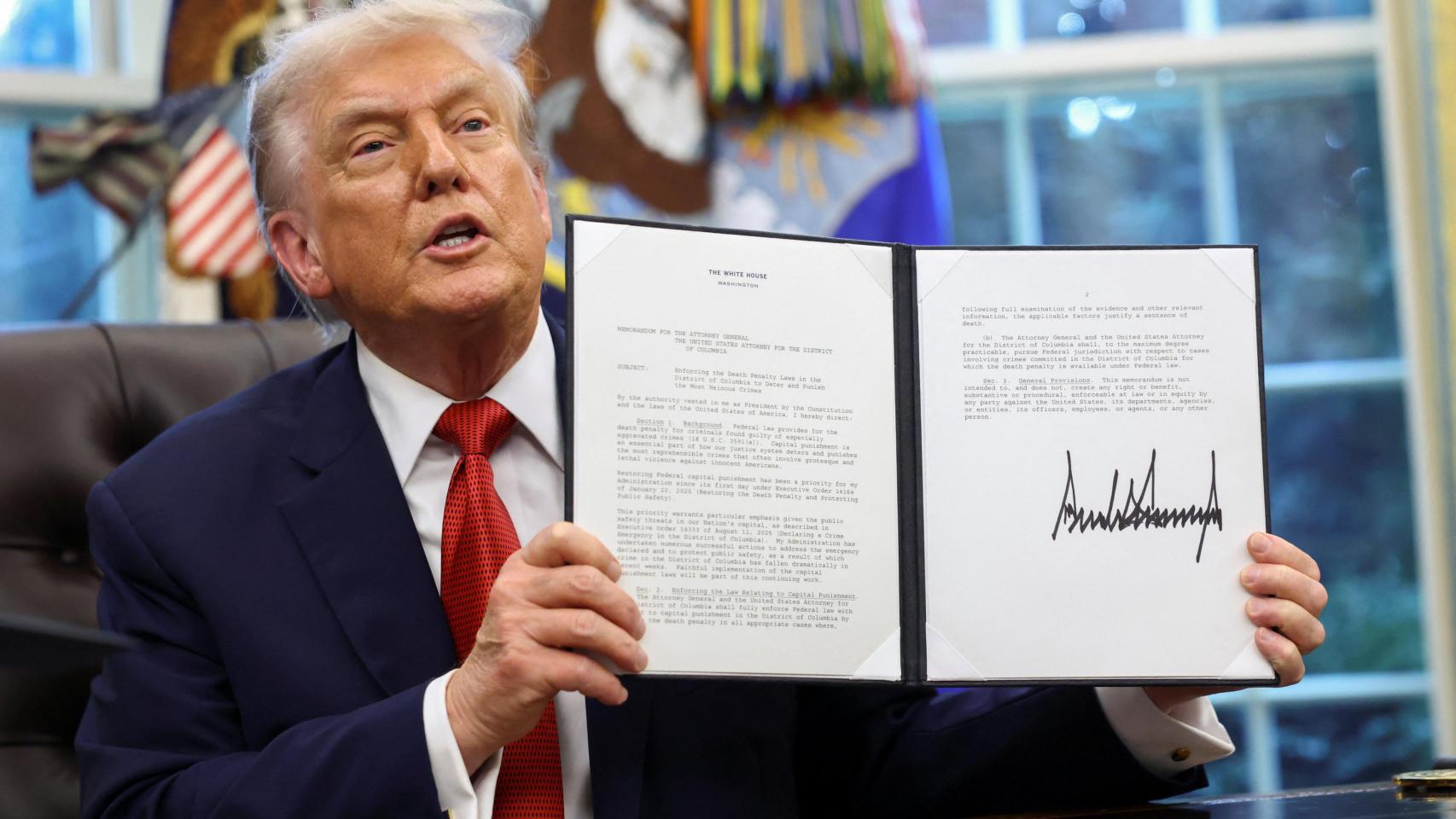 El presidente de Estados Unidos, Donald Trump, muestra un memorando firmado sobre la implementación de la pena de muerte en Washington DC, en la Casa Blanca en Washington, DC, EE. UU., el 25 de septiembre de 2025.