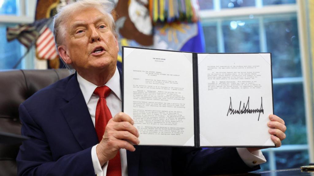 El presidente de Estados Unidos, Donald Trump, muestra un memorando firmado sobre la implementación de la pena de muerte en Washington DC, en la Casa Blanca en Washington, DC, EE. UU., el 25 de septiembre de 2025.