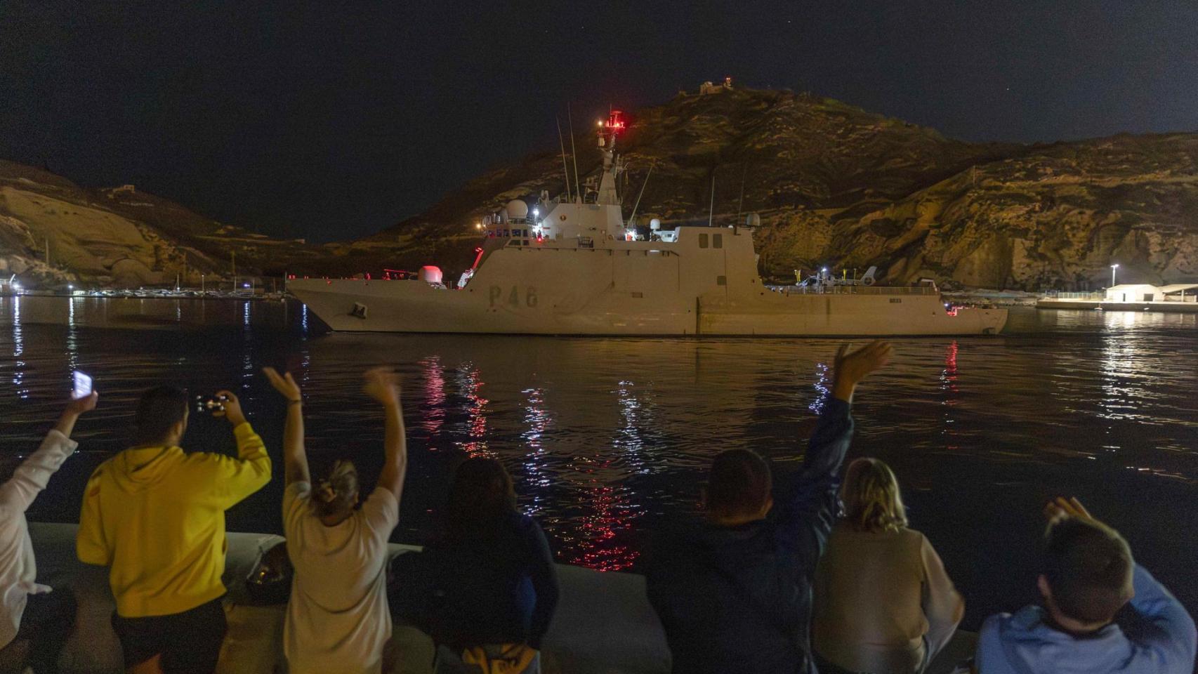 El buque 'Furor' zarpa del puerto de Cartagena en la madrugada de este jueves.