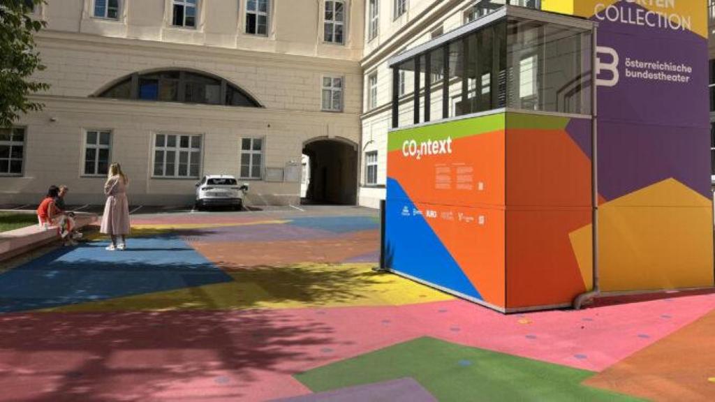Muestras del proyecto 'CO2ntext', en el suelo del patio Hanuschhof de Viena.
