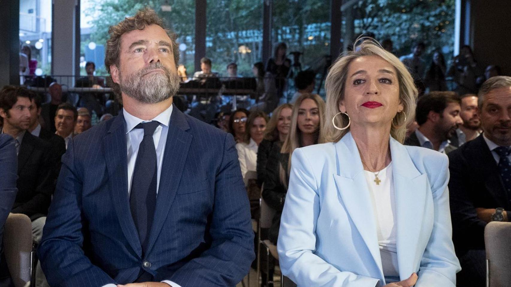 Inés Cañizares junto a Iván Espinosa de los Monteros en la presentación de Atenea.
