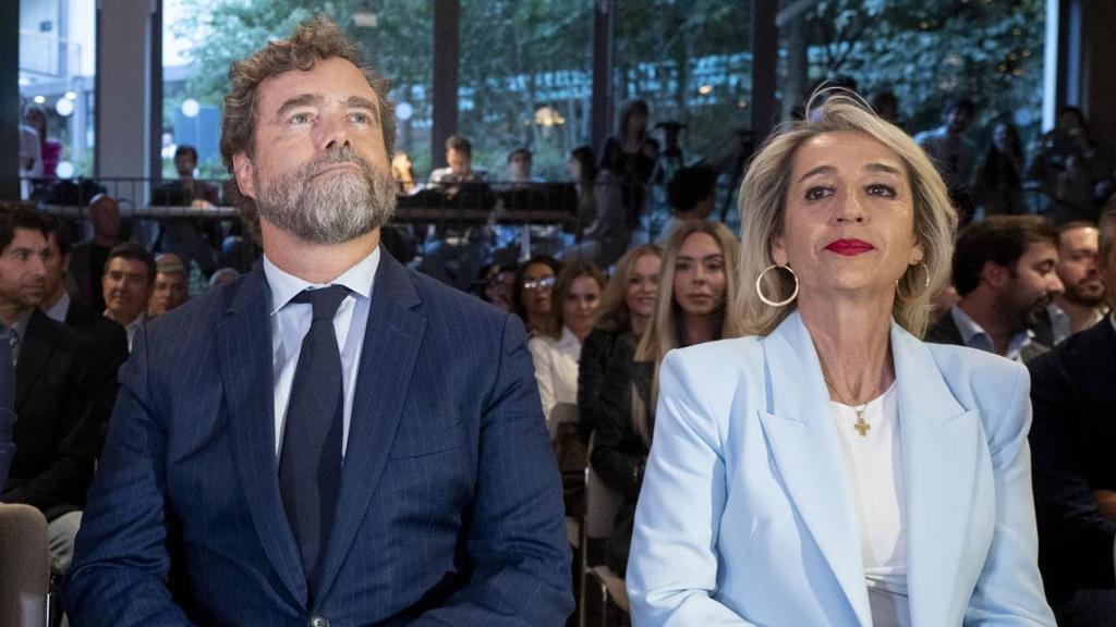 Inés Cañizares junto a Iván Espinosa de los Monteros en la presentación de Atenea.