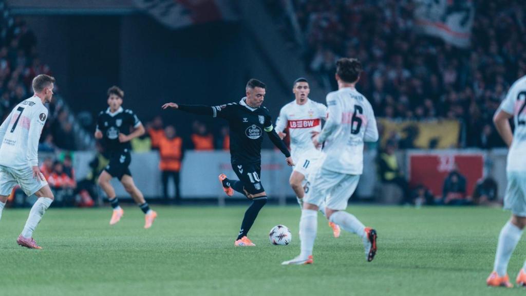 Iago Aspas, rodeado de rivales en el partido de Europa League contra el Stuttgart