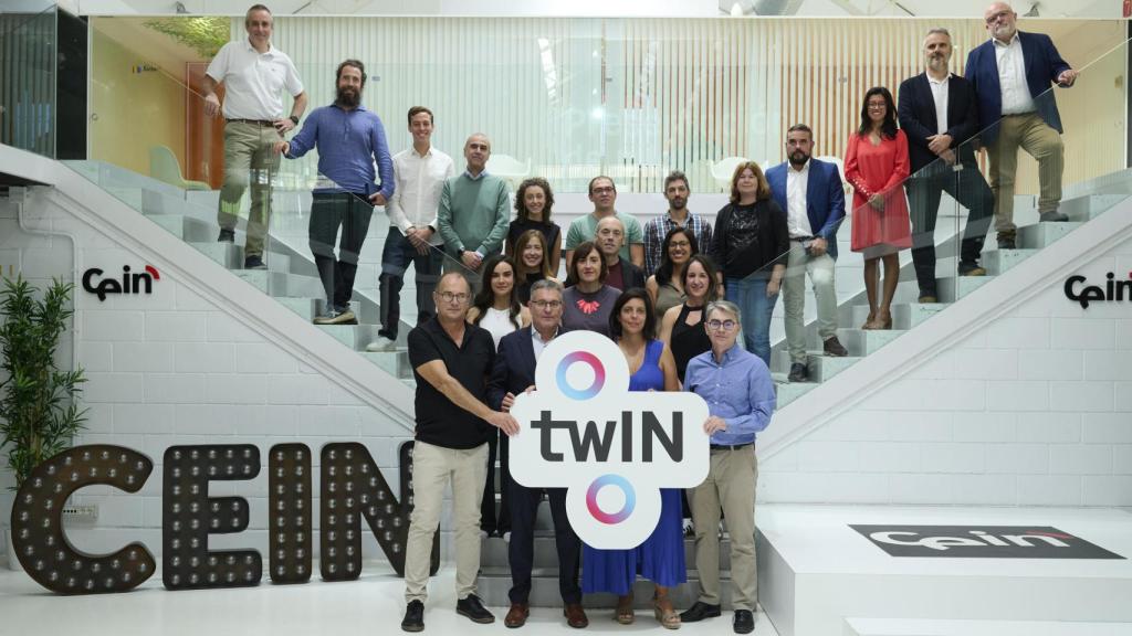 El consejero García, con el resto de participantes.