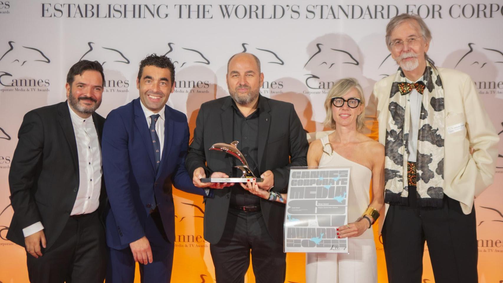 El presidente de la Diputación de Pontevedra, Luis López, recibe el premio Delfín de Prata