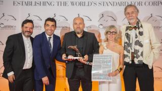 El presidente de la Diputación de Pontevedra, Luis López, recibe el premio Delfín de Prata